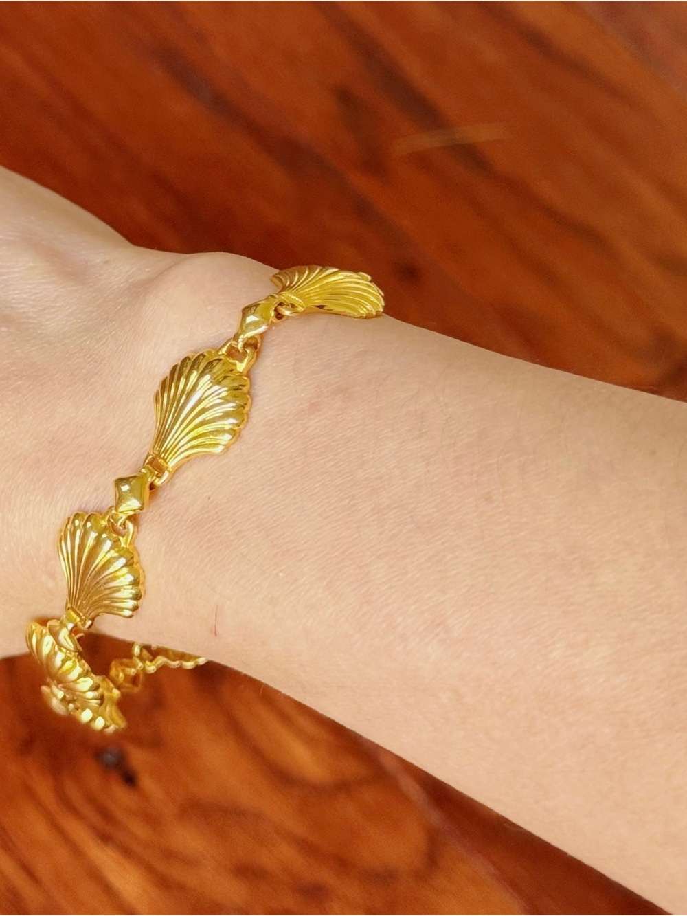 Vintage 80s 90s Avon gold tone clamshell link ocean theme bracelet